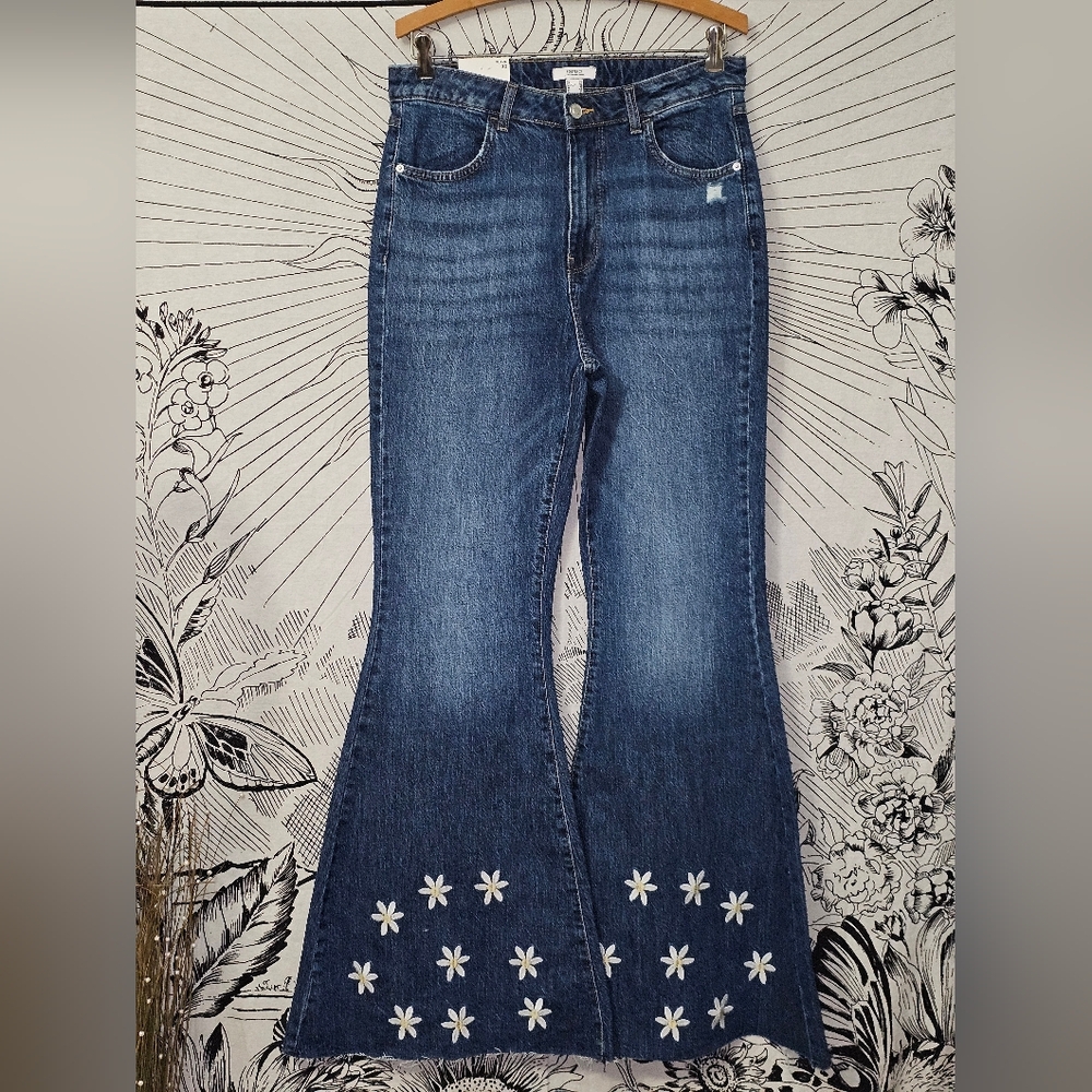 NWT Forever 21 Flared Blue Jeans with Floral Embroidery Sz 30x33, 12" Rise